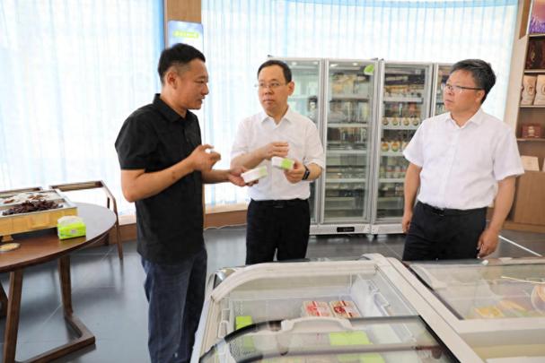 高世勤在內蒙古初心食品詳細了解產品生產,質量管控和市場